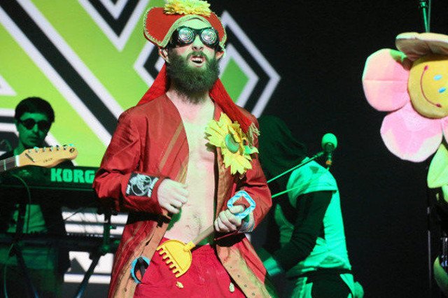 Łąki Łan bawi się polszczyzną.