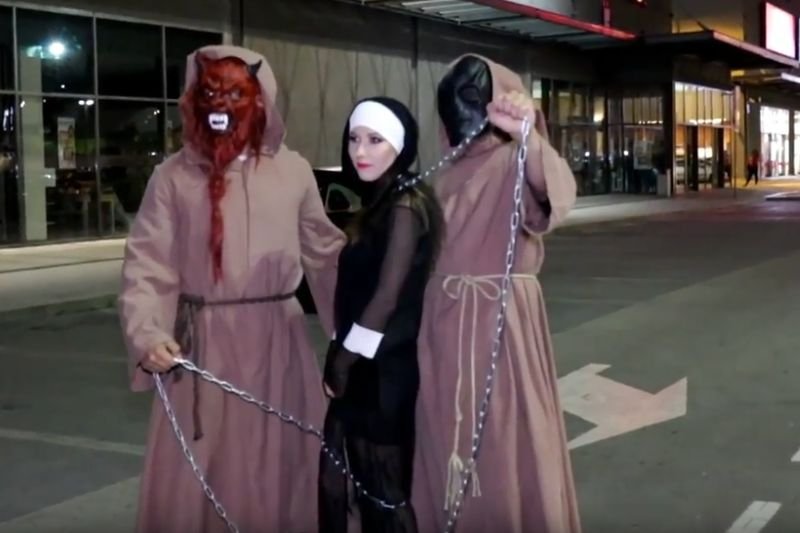 Rafał Żak przeniósł "popularyzację filmu 'Kler'" do świata realnego.