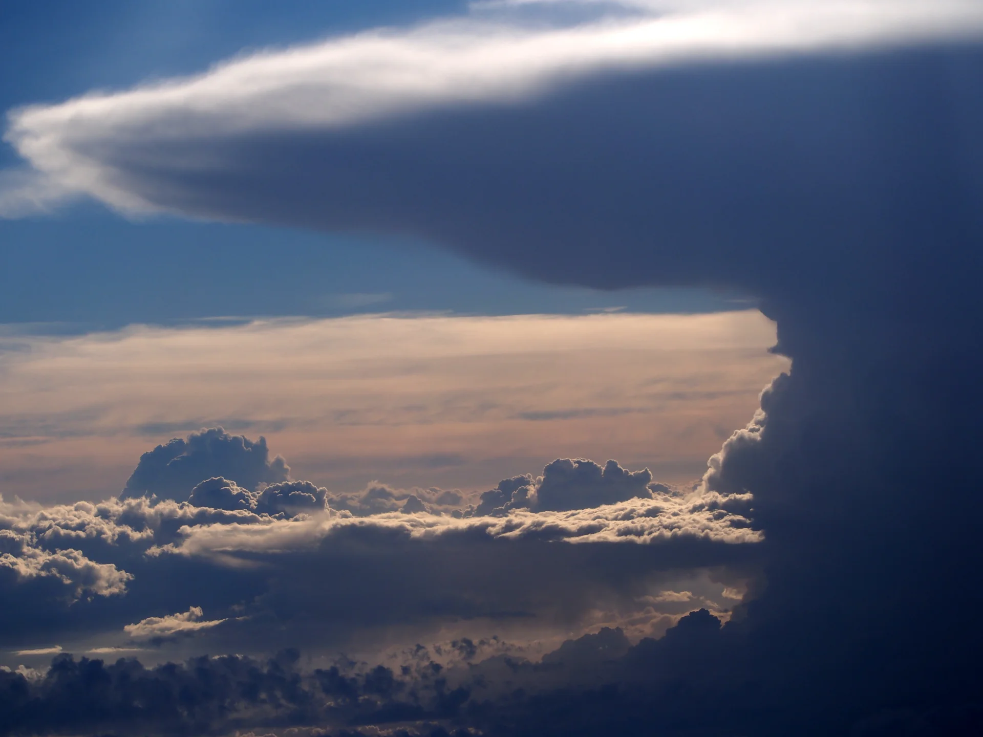 Cumulonimbus widziany z samolotu.