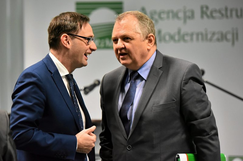 Daniel Obajtek, pierwszy z lewej, ma powody do zadowolenia. Po wyborach jego kariera nabrała tempa. Teraz były wójt wchodzi w branżę energetyczną.