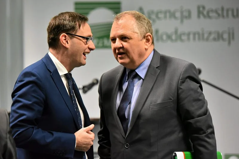 Daniel Obajtek, pierwszy z lewej, ma powody do zadowolenia. Po wyborach jego kariera nabrała tempa. Teraz były wójt wchodzi w branżę energetyczną.