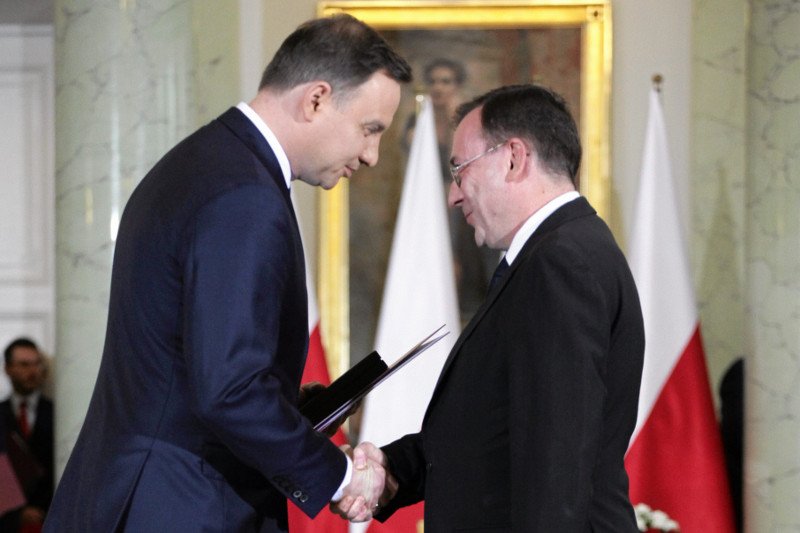 "Gazeta Wyborcza" opisuje, jak Andrzej Duda uzasadnił ułaskawienie Mariusza Kamińskiego i trzech innych osób z CBA. Okazuje się, że... bardzo lakonicznie.