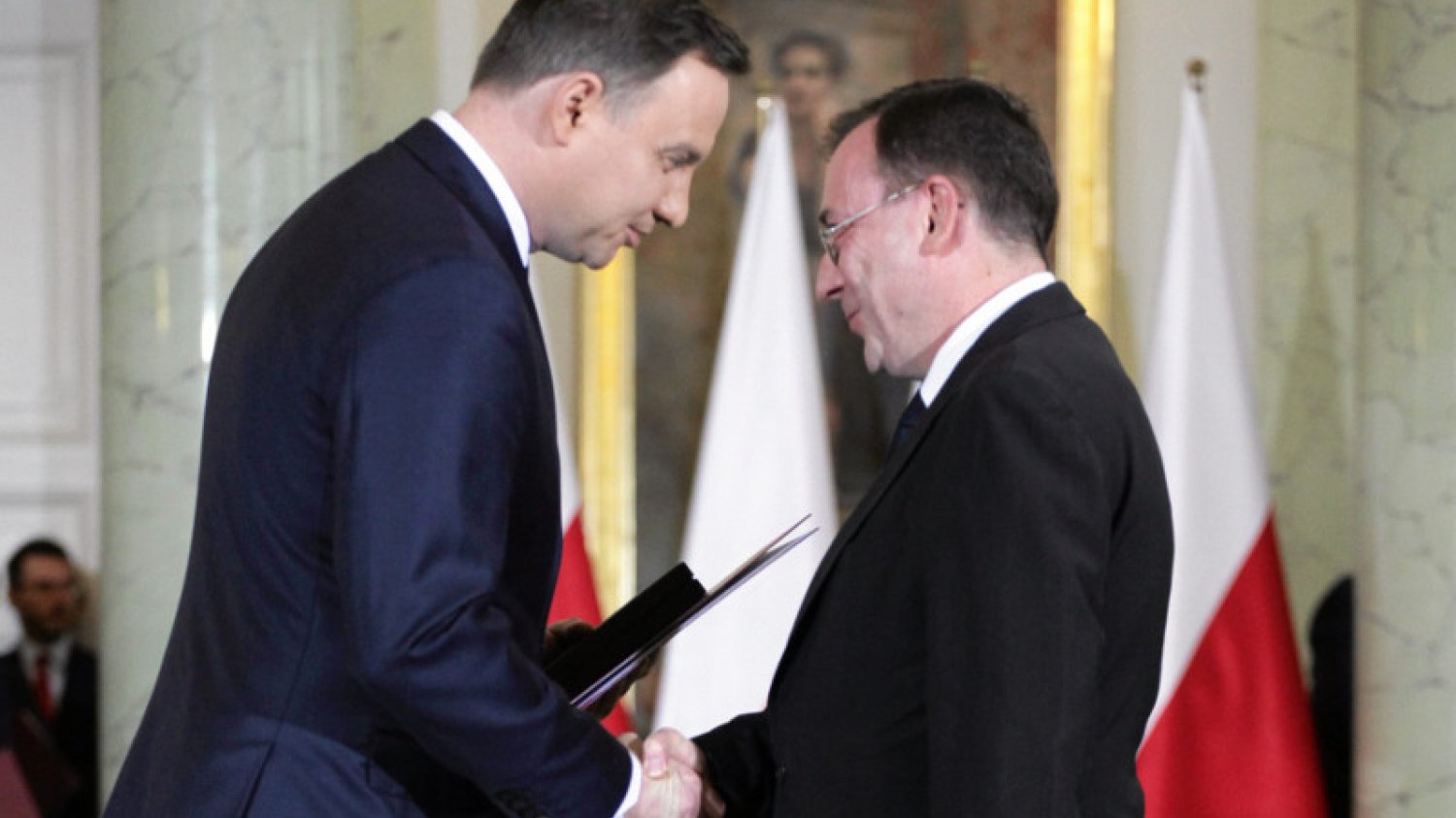 "Gazeta Wyborcza" opisuje, jak Andrzej Duda uzasadnił ułaskawienie Mariusza Kamińskiego i trzech innych osób z CBA. Okazuje się, że... bardzo lakonicznie.