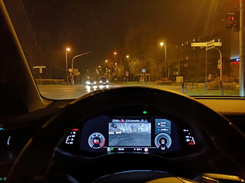 Jedną z opcji dodatkowych jest kamera noktowizyjna, która sprawia, żę jazda w nocy jest bezpieczniejsza.