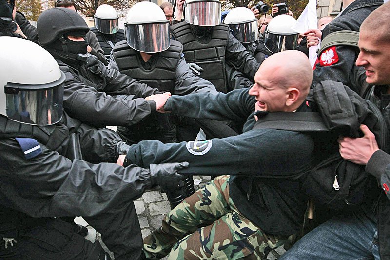 Państwo okazuje się bezsilne w starciu z bojówkami skrajnej prawicy.