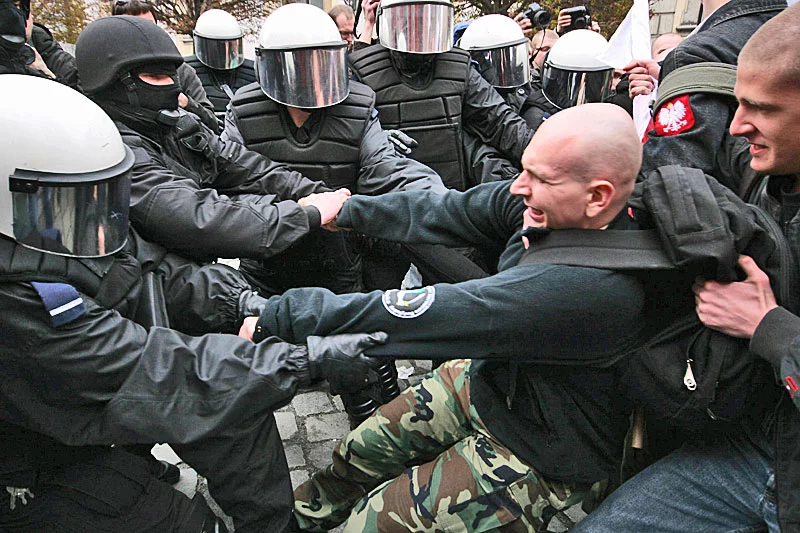 Państwo okazuje się bezsilne w starciu z bojówkami skrajnej prawicy.