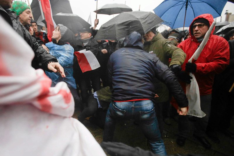 Podczas gdańskiego protestu w obronie demokracji sympatycy PiS próbowali siłą uniemożliwić przebieg demonstracji.