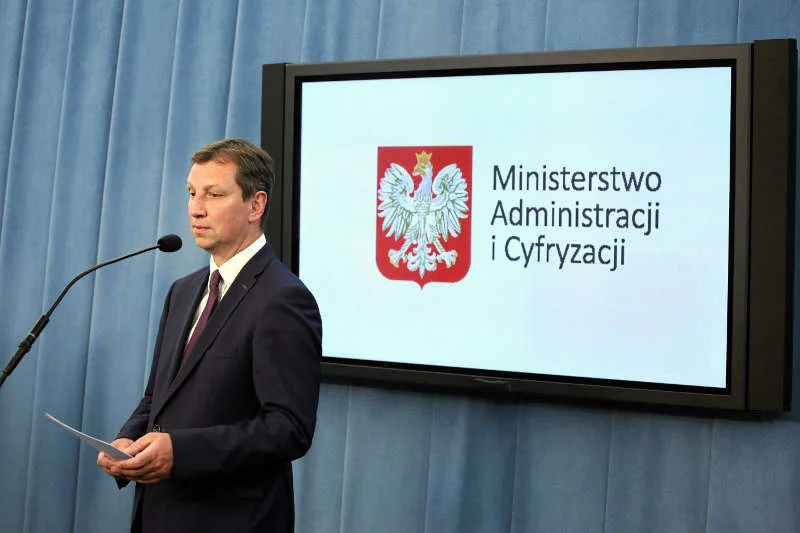 Awantura o aukcję LTE. Operatorzy chcieli przeciągać ją w nieskończoność, teraz protestują przeciwko szybkiej decyzji ministra Halickiego