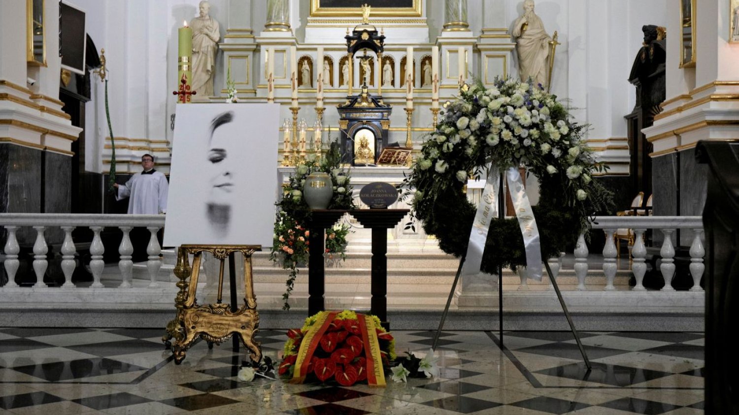 Pogrzeb Joanny Kołaczkowskiej. Ksiądz nagle zwrócił się do siostry artystki.