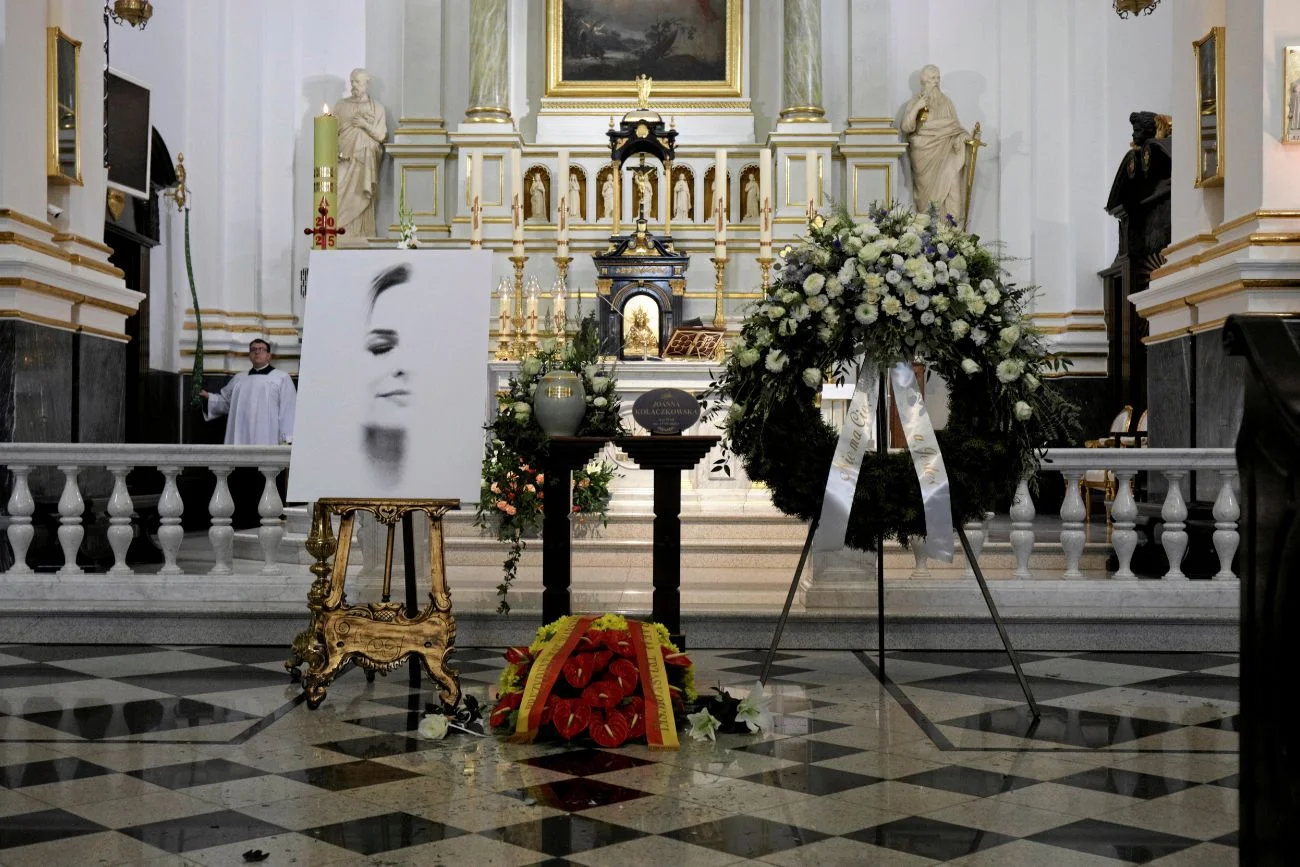 Pogrzeb Joanny Kołaczkowskiej. Ksiądz nagle zwrócił się do siostry artystki.