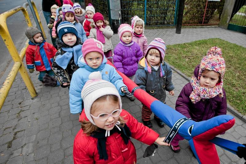 Trzylatki podczas spaceru
