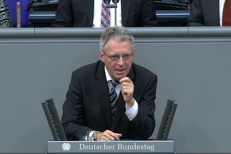 Wiceprzewodniczący frakcji SPD w Bundestagu Achim Post domaga się od Angeli Merkel twardego kursu wobec Polski  i Węgier ws. weta budżetu UE na lata 2021-27.