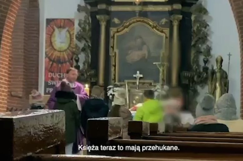 Niektórzy księża krytykują film braci Sekielskich "Tylko nie mów nikomu" na Twitterze.