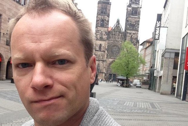 Maciej Stuhr sparafrazował posła Jarosława Kaczyńskiego, by zaprosić ludzi na czwartkową manifestację pod Pałacem Prezydenckim przeciwko upartyjnieniu sądów.