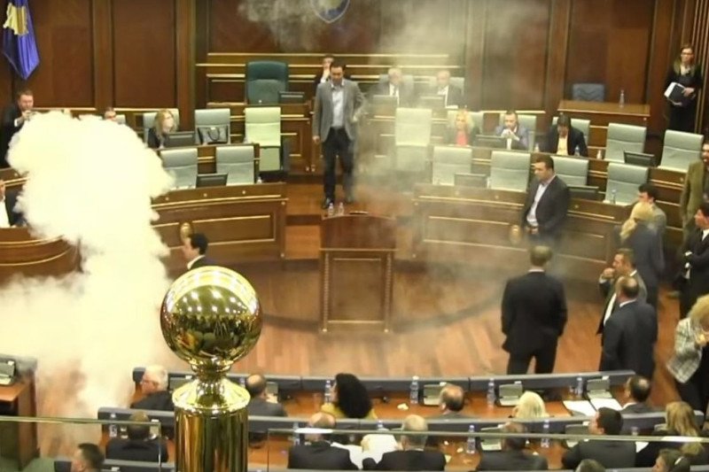 To już czwarty atak gazowy w kosowskim parlamencie. Lokalna tradycja?