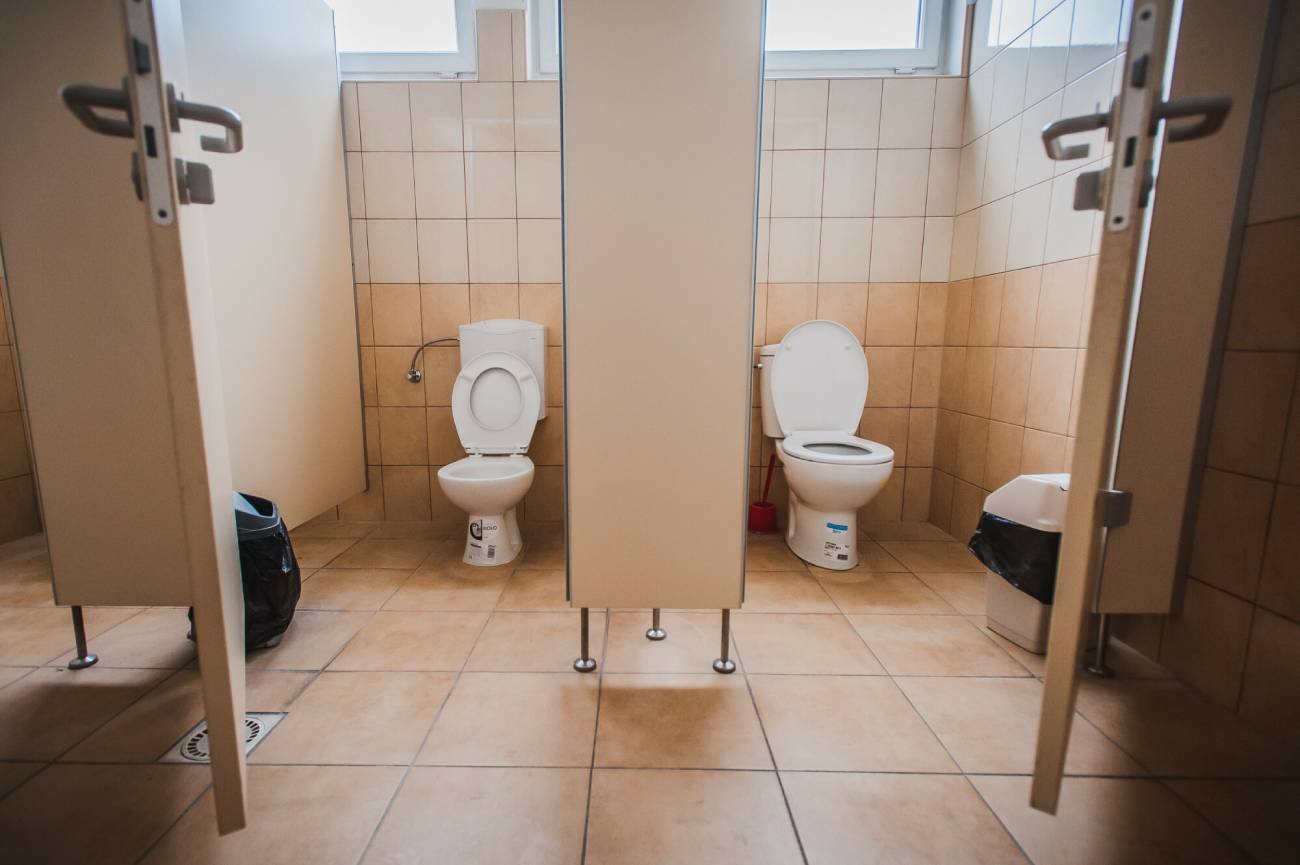 Szkoła w Legnicy – uczeń ukrył kamerę w podpasce. Interwencja w kuratorium