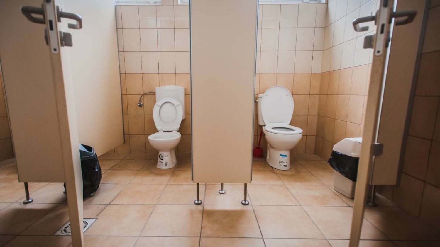 Szkoła w Legnicy – uczeń ukrył kamerę w podpasce. Interwencja w kuratorium