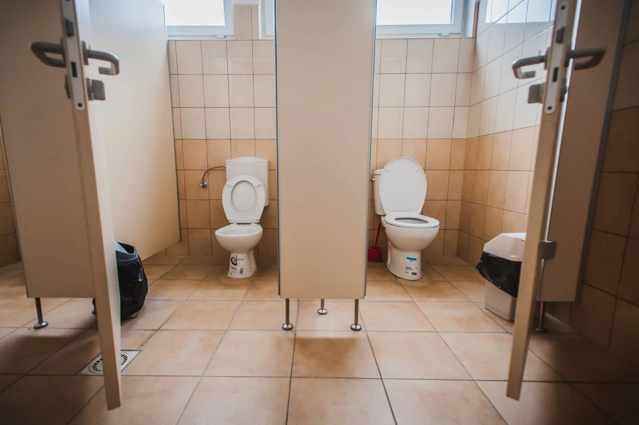Szkoła w Legnicy – uczeń ukrył kamerę w podpasce. Interwencja w kuratorium