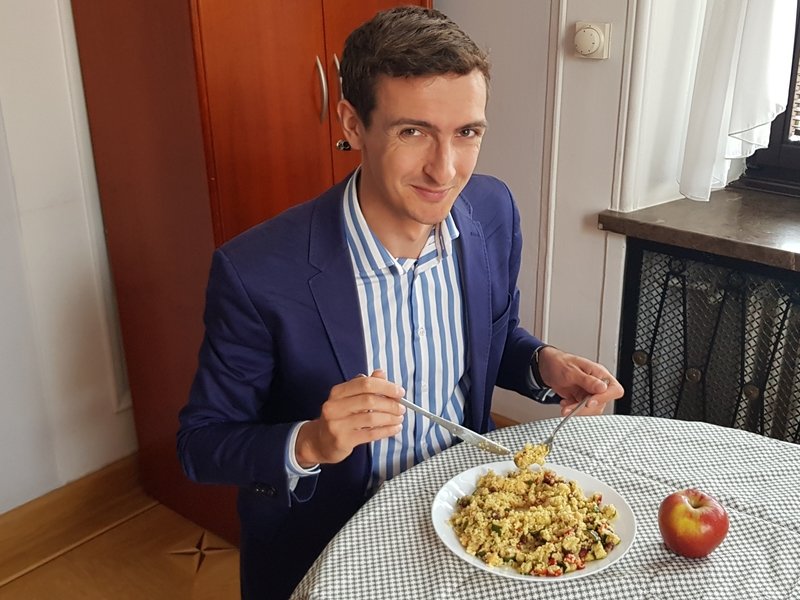 Stołeczny radny Marek Szolc (KO) napisał interpelację ws. wegednia na szkolnych stołówkach.