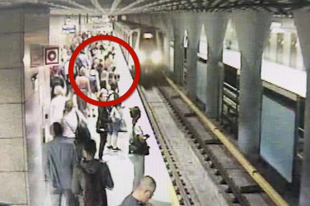 Nagranie niebezpiecznego incydentu na stacji warszawskiego metra. Nagranie niebezpiecznego incydentu na stacji warszawskiego metra.