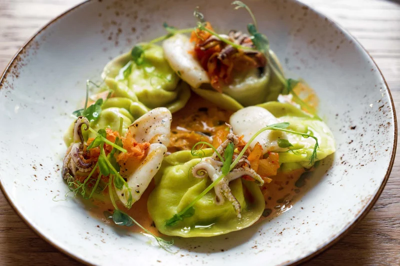 Pierogi z wędzonym twarogiem, kalmarami i ziemniakami w sosie kimchi