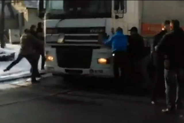 Kierowca tira przejechał przez górniczą blokadę drogi