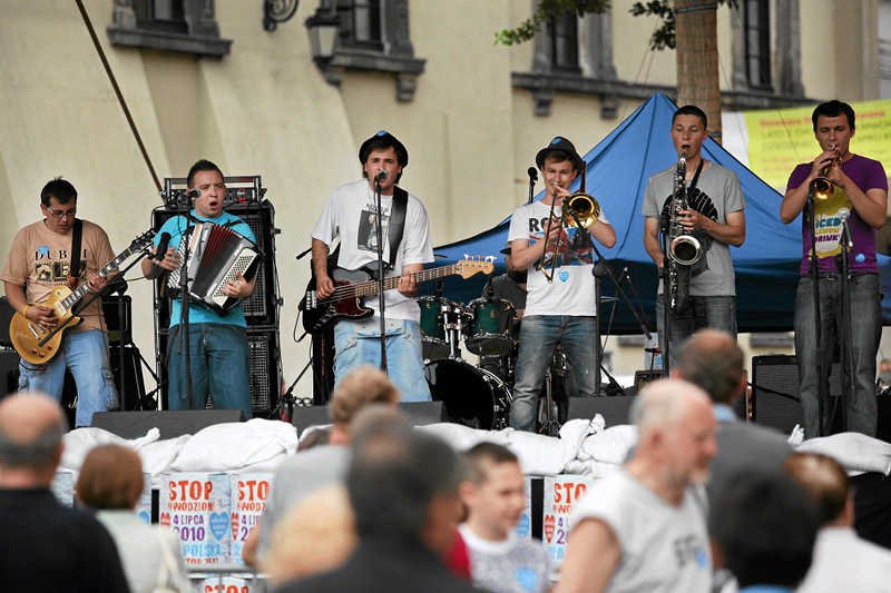 Zespół Enej jest oskarżany przez prawicę, że jego nazwa pochodzi od pseudonimu zbrodniarza z UPA.