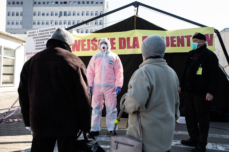 Testów na koronawirusa SARS-CoV-2 znowu robi się mniej. Tymczasem nowych zakażonych przybywa.