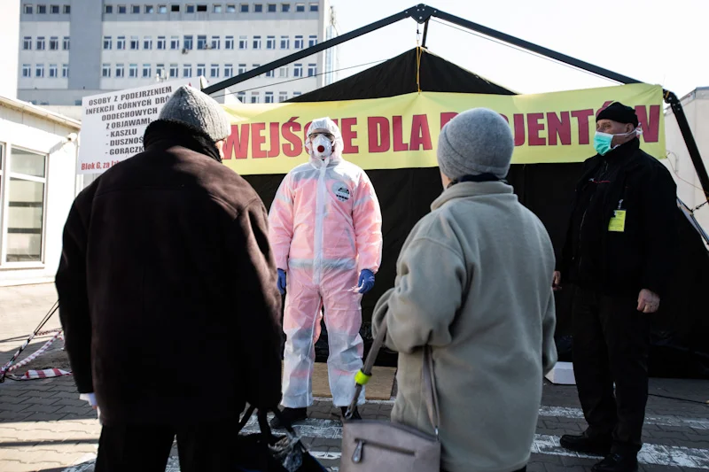 Testów na koronawirusa SARS-CoV-2 znowu robi się mniej. Tymczasem nowych zakażonych przybywa.
