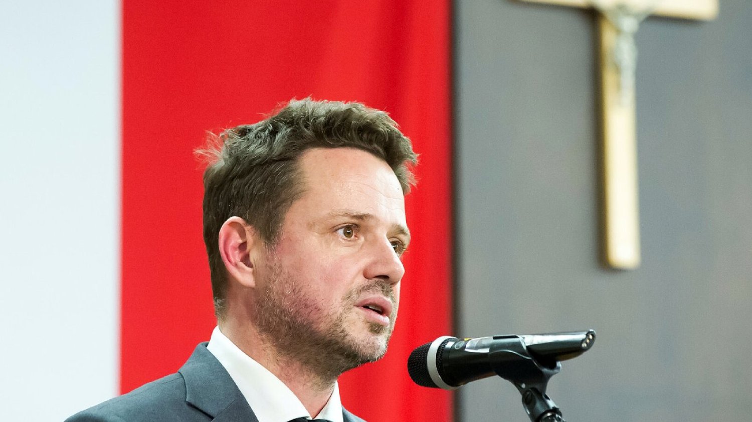Rafał Trzaskowski i krzyż.