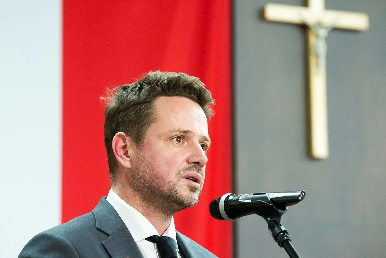 Rafał Trzaskowski i krzyż.