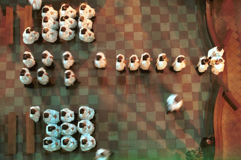 Święcenia kleryków Seminarium Duchownego w Poznaniu – uroczystość w poznańskim kościele farnym w 1999 r. Święceń dokonuje abp Juliusz Paetz.