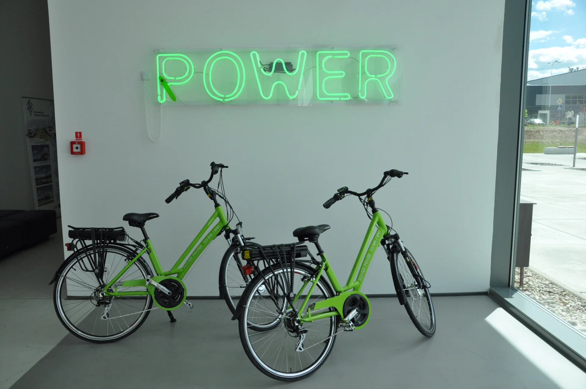 Przy wejściu do jednego z budynków Parku widać dwumetrowy neon z napisem rower. Po przekręceniu "ogonka" w literze R, napis zamienia się w słowo POWER. Tym samym jest włącznikiem neonu.