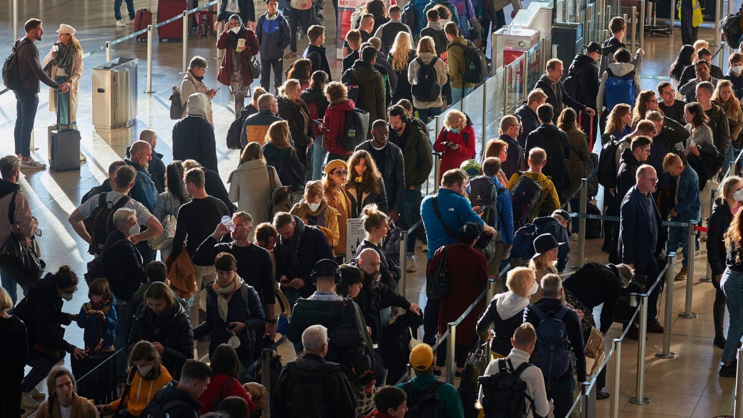 57 tys. pasażerów na lodzie. Odwołali wszystkie loty, w tym te do Polski