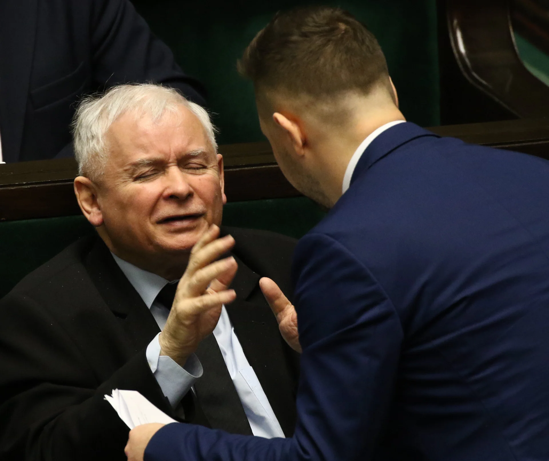 Styczeń 2018 roku. Prezes PiS Jarosław Kaczynski i wiceminister sprawiedliwości Patryk Jaki przed glosowaniem nad ustawa o ochronie praw zwierząt podczas porannego bloku glosowań.