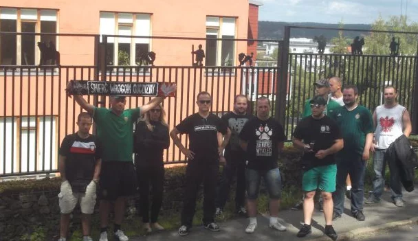Kibice Śląska Wrocław przed domem Stefana Michnika.