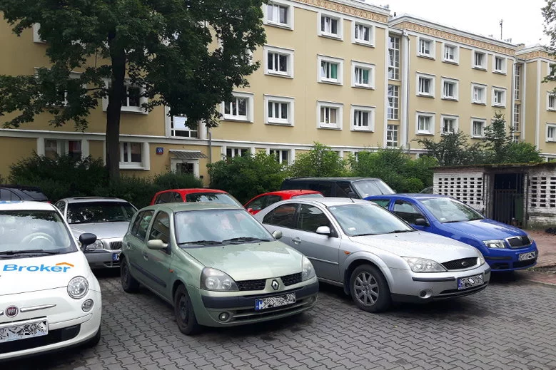 Jedno z nielicznych miejsc na osiedlu, gdzie samochody stoją w jakim takim porządku.