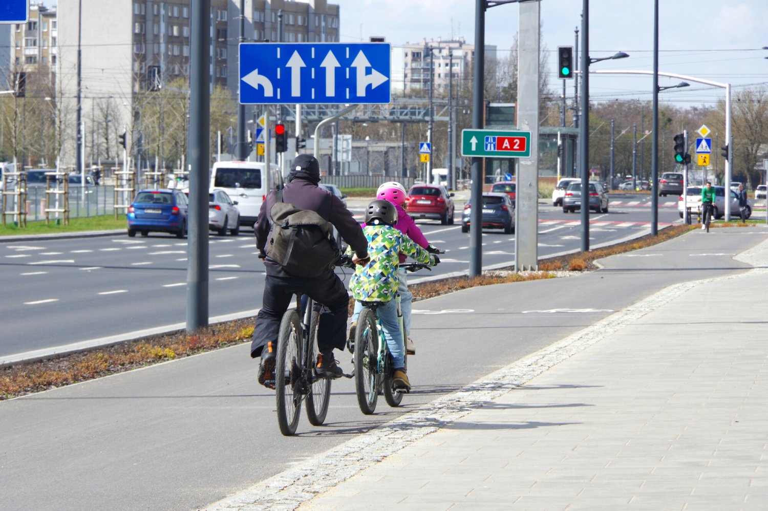Rodzic może dostać mandat do 5 tysięcy złotych za pozostawienie dziecka bez opieki na drodze publicznej.