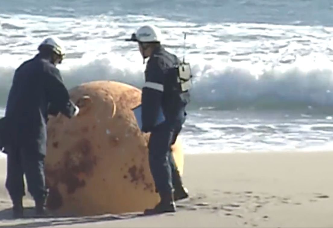 Na plaży w Japonii morze wyrzuciło metalową kulę