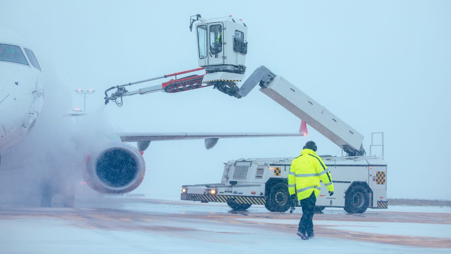 Lotnisko Schiphol w Amsterdamie znów odwołało setki lotów Zima sparaliżowała lotnisko Schiphol w Amsterdamie