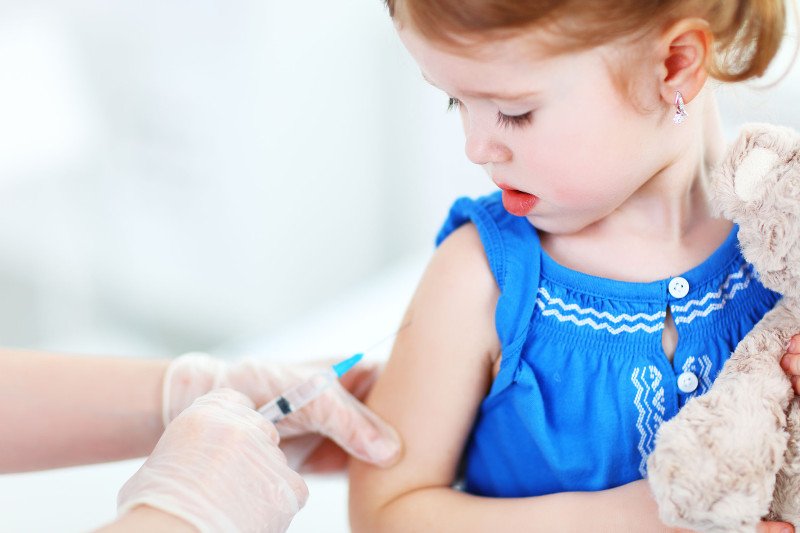 Co tak naprawdę znajduje się w szczepionkach. Specjaliści tłumaczą, że nie ma tam substancji groźnych dla zdrowia.