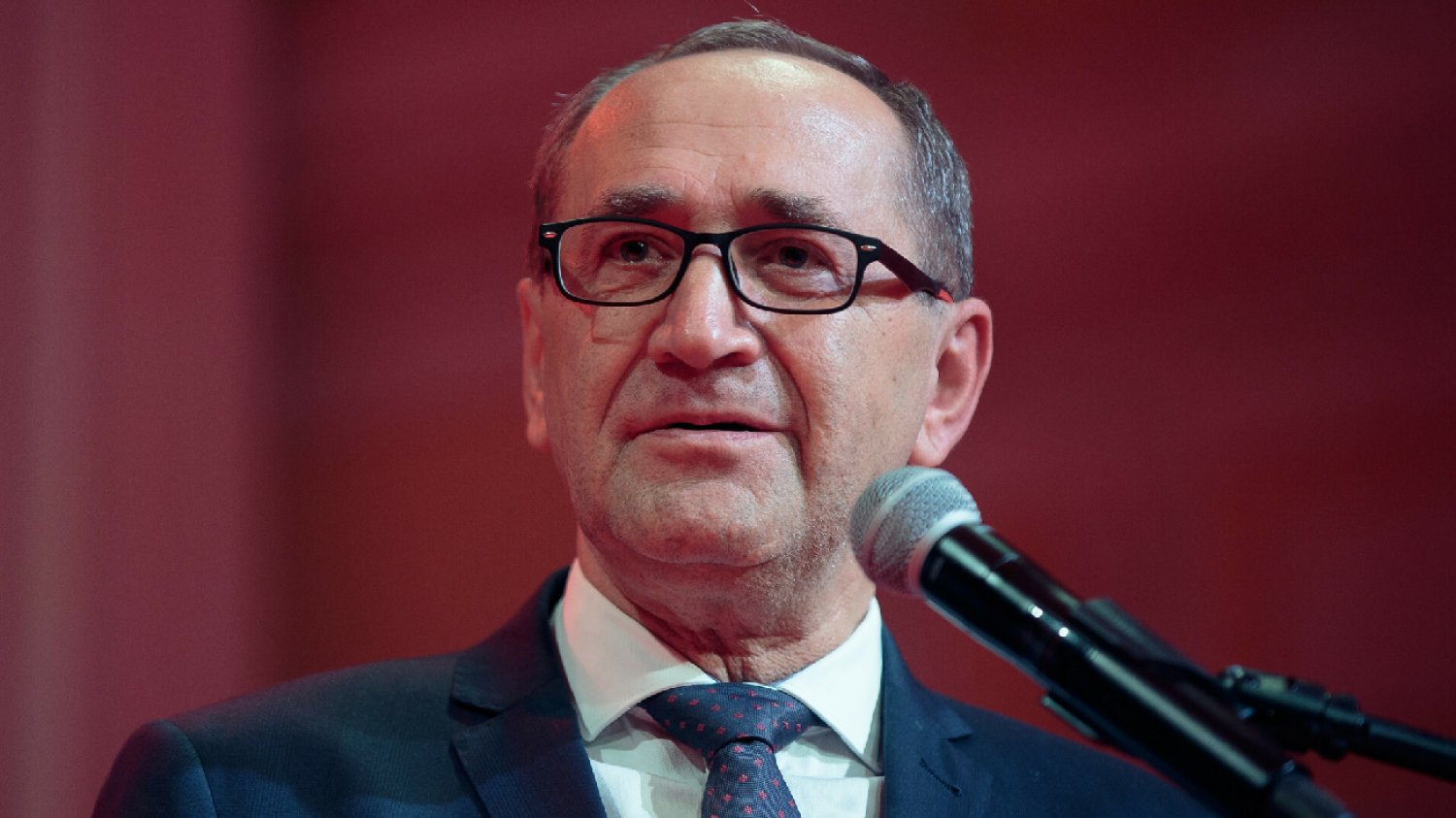 Senat. Spór o dodatek węglowy. Polityk PiS Jacek Bogucki mówi o "honorowych Polakach"