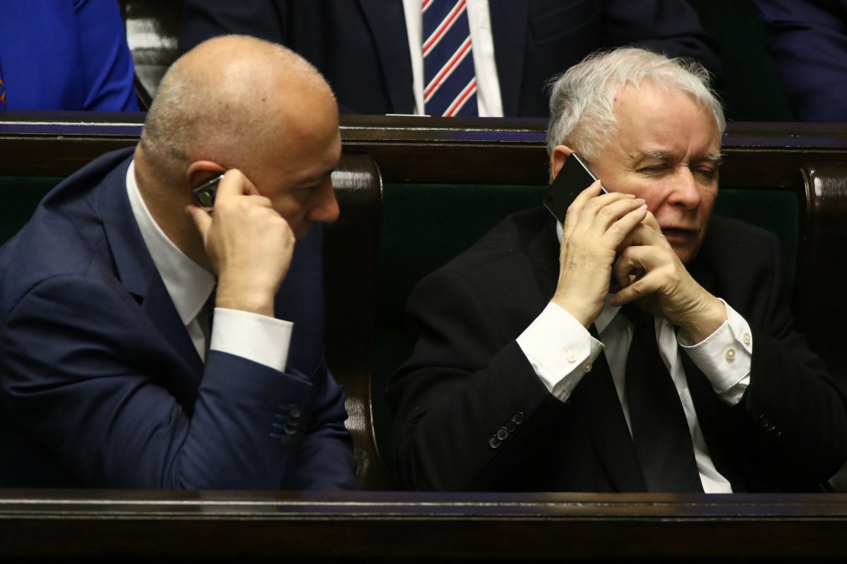 Joachim Brudziński próbował bronić Jarosława Kaczyńskiego po jego słowach o ataku na polskie dzieci na regionalnej konwencji PiS w podkarpackiej Jasionce.