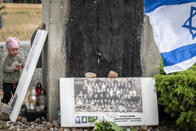 Według nowego szefa IPN za mord w Jedwabnem odpowiadają tylko Niemcy.