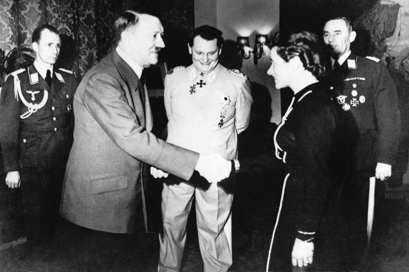 Hanna Reitsch, jedna z "najbardziej utalentowanych pilotek swoich czasów", przyjmuje Krzyż Żelazny z rąk Adolfa Hitlera