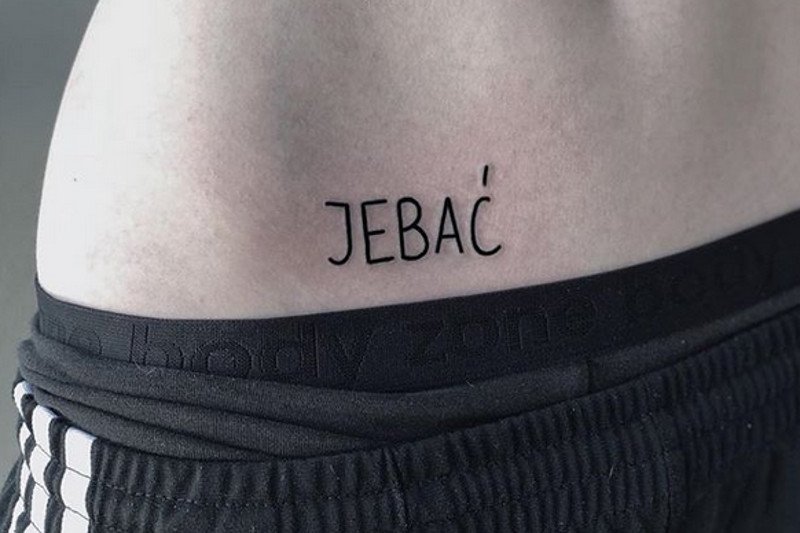 Mocne hasła, odważne rysunki i przekleństwa to kwintesencja stylu "ignorant tattoo"