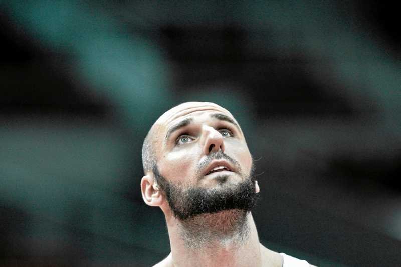 Marcin Gortat – na mecz może pojechać jednym ze swoich trzech samochodów, ubrać jedną z 200 par butów i garnitur z szafy, którą wypełnił za ponad 20 tys. dolarów.