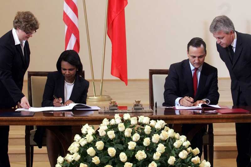 2008: Condoleeza Rice, sekretarz stanu USA i Radosław Sikorski, minister spraw zagranicznych, podpisują porozumienie o umieszczeniu na terytorium Polski elementów tarczy antyrakietowej.