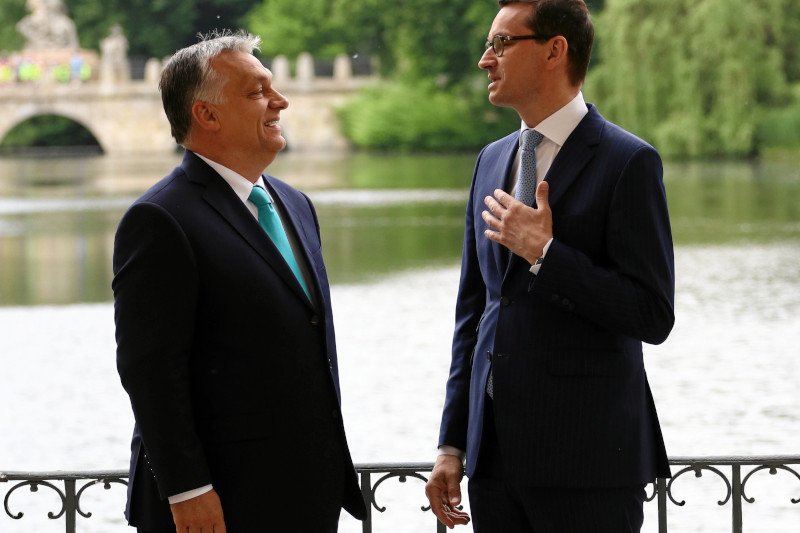 Po aferze bankowej w mediach coraz częściej pojawia się ostrzeżenie przed scenariuszem węgierskim.