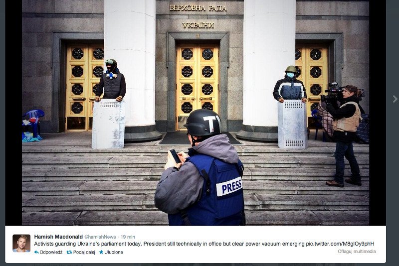 Demonstranci z Majdanu strzegą wejść do parlamentu i opuszczonego przez prezydenta pałacu